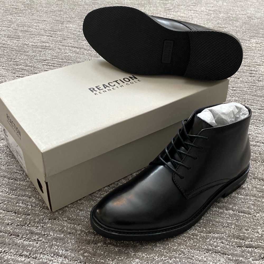 Kenneth Cole mens Chukka boots NWT New in Box